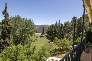 Ansichten von das Terrasse von das Hotel Parador nacional im das schön Natur von das Sierra de Cazorla, jaen, Spanien. foto