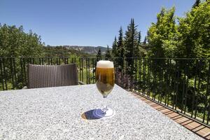 ein Glas von Bier, im das Hintergrund das schön Natur von Sierra de Cazorla, jaen, Spanien. foto