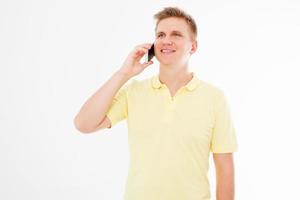 Mann kommuniziert auf einem Mobiltelefon mit seiner Familie isoliert auf weißem Hintergrund foto