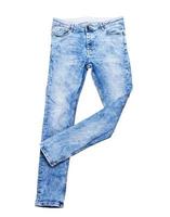 Jeans isoliert auf weiß, Jeanshosen isoliert, gefaltete blaue Jeans isoliert auf weiß, Sommerkleidung, Stoffelement-Mockup foto