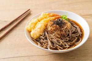 japanische Ramen-Nudeln mit Garnelen-Tempura foto