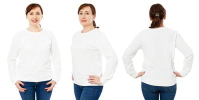 leere weiße Sweatshirt-Mock-up-Set isoliert, Vorder-, Rückseite und Seitenansicht. Frau mittleren Alters trägt ein weißes Pullovermodell. schlichte Kapuzen-Design-Präsentation. Textilweißes loses Gesamtmodell. foto