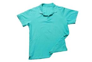 blaues T-Shirt Mock-up isoliert auf weißem Hintergrund, leeres T-Shirt Nahaufnahme, Polo-T-Shirt über weiß foto