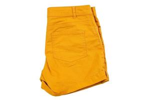 gefaltete orangefarbene Shorts in isoliertem Mockup-Hintergrund - Sommermode foto