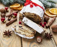 Christstollen auf Holzuntergrund foto