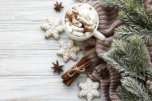 Weihnachtskomposition mit Tasse heißer Schokolade und Dekorationen foto