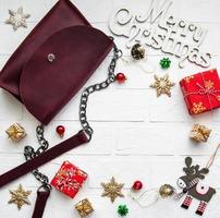 Ledertasche und Weihnachtsschmuck foto