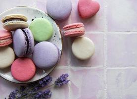 französische Macarons mit verschiedenen Geschmacksrichtungen foto