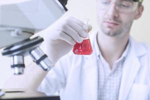 Wissenschaftler experimentieren chemisches Flüssigkeitslabor