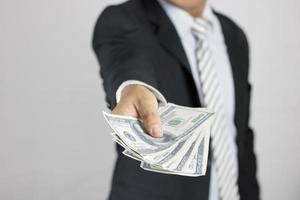 Geschäftsmann zeigen und geben Geld, Konzept beim Verdienen, Korruption und Investitionen