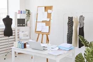Mode Atelier Idee Board Schreibtisch Bekleidungslinie foto