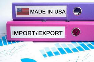 Hergestellt in den USA, Import und Export. Binder Data Finance Report Business mit Graphanalyse im Büro. foto