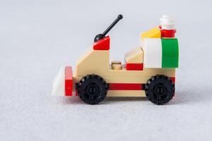 Mini Wagen. Lego Konstrukteur von Mini Ziegel und Einzelheiten. Kinder- Handwerk. Spiel Spielzeug. Kinder Konstrukteur Ziegel. Ukraine, kyiv - - Januar 17, 2024. foto