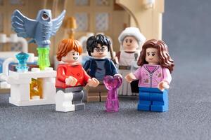 Lego freunde Harry Töpfer Minifiguren. Kinder- Designer Spielzeug gemacht von Ziegel und Plastik Teile. Ukraine, kyiv - - Januar 17, 2024 foto