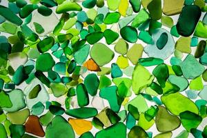 Sommer- Hintergrund von Meer Glas oben Sicht. gebrochen Glas von das Ozean. Meer Muster. ozeanisch Mosaik. natürlich Farben von Blau, Grün, Weiß gefunden auf das Küste foto