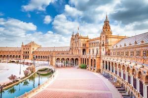 Spanien-Platz in Sevilla, Spanien. ein großartiges Beispiel der iberischen Renaissance-Architektur an einem Sommertag mit blauem Himmel