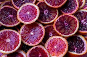rot Orangen Obst Hintergrund. geschnitten saftig orange. Lebensmittel. Sommer- Konzept. Nahansicht auf das Licht foto