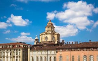 Perspektive auf die elegante Sankt-Laurentius-Kirche in Turin mit blauem Himmel foto