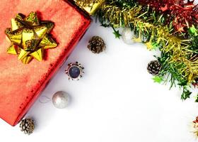Weihnachtsdekoration mit roter Geschenkbox mit Goldband auf weißem Hintergrund oben foto