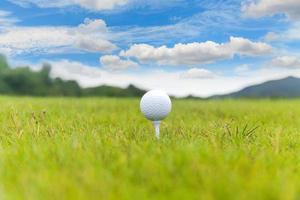 Nahaufnahme von Golfball am Abschlag auf dem Golfplatz