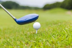 Golfschläger und Golfball auf dem Golfplatz foto