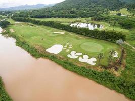 Luftaufnahme des schönen Golfplatzes foto