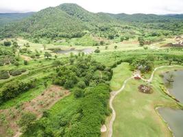 Luftaufnahme des schönen Golfplatzes