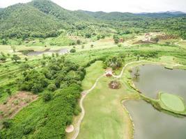 Luftaufnahme des schönen Golfplatzes foto