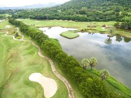 Luftaufnahme des schönen Golfplatzes foto