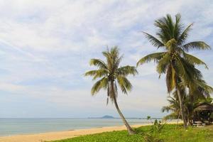 schöner tropischer Strand in Thailand foto