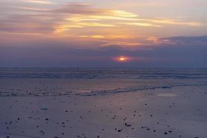 dramatischer Sonnenuntergang über der eisigen Oberfläche des Meeres foto