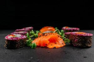 Sushi Rahmen Panorama, Overhead eben legen Schuss. Rollen, maki, Nigiri auf ein schwarz Schiefer Hintergrund, japanisch Essen Panorama- Banner. Lachs, Aal, Garnele, Thunfisch mit Reis, mit Kopieren Raum. hoch Qualität Foto