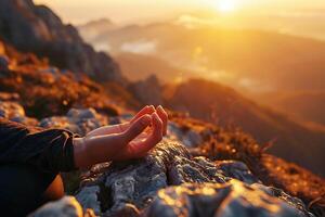 ai generiert Meditation beim Berg Sonnenaufgang. schließen oben Foto von Hand