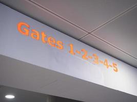 Gates-Schild am Flughafen foto