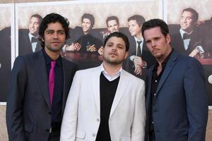 Adrian Grenier, Jerry Ferrari, Kevin Dillon ankommen beim das Gefolge 6 .. Jahreszeit Premiere beim das von größter Bedeutung Theater auf das von größter Bedeutung Bilder Studio Menge im los Engel, caon Juli 9, 2009 foto