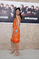 perrey reeves ankommen beim das Gefolge 6 .. Jahreszeit Premiere beim das von größter Bedeutung Theater auf das von größter Bedeutung Bilder Studio Menge im los Engel, caon Juli 9, 2009 foto