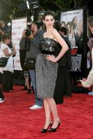 Anne hathaway ankommen beim das Premiere von erhalten Clever beim Manns Dorf Theater im westwood, ca. Juni 16, 2008 foto