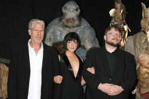 Ron perlman Selma Blair guillermo del Toro Pose mit Zeichen von das Film während ein Foto Gelegenheit Piror zu das Premiere von Höllenjunge 2 beim das Dorf Theater im westwood ca. im Juni 28 2008