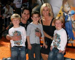 Don diamont Ehefrau cindy ambul Kinder luca älter, und anton David Zwillinge Horton hört ein Wer Premiere Manns Dorf Theater westwood, ca. März 8, 2008 foto