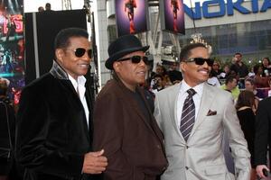 Tito, Jackie, Marlon Jackson ankommen beim das diese ist es Premiere Nokia Theater beim la Leben los Engel, ca. Oktober 27, 2009 foto