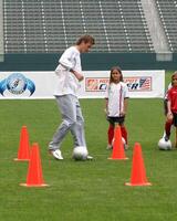 David Beckham demonstriert Fußball Kompetenzen zum Kinder nach Drücken Sie Konferenz zu bekannt geben Fußball Akademie Anfang im fallen 2005 beim das Zuhause Depot Center im damit Kalifornien. Carson, ca. Juni 2, 2005 foto