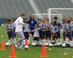 David Beckham demonstriert Fußball Kompetenzen zum Kinder nach Drücken Sie Konferenz zu bekannt geben Fußball Akademie Anfang im fallen 2005 beim das Zuhause Depot Center im damit Kalifornien. Carson, ca. Juni 2, 2005 foto