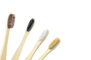 Zahnbürsten aus Bambus auf weißem Hintergrund Nahaufnahme foto