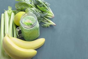 Zutaten für die Zubereitung eines gesunden grünen Smoothies