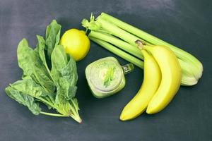 Zutaten für die Zubereitung eines gesunden grünen Smoothies