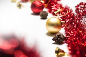 Weihnachtsdekoration Kugeln und Ornamente über abstrakte Bokeh-Hintergrund auf weißem Hintergrund. Feiertagshintergrundgrußkarte für Weihnachten und neues Jahr. Frohe Weihnachten