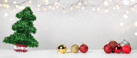 Weihnachtsdekoration Kugeln Kiefer und Ornamente über abstrakte Bokeh-Hintergrund auf weißem Hintergrund. Feiertagshintergrundgrußkarte für Weihnachten und neues Jahr. Frohe Weihnachten foto