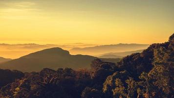 Berggipfel in Nebellandschaft Landschaft, Berghügel Sonnenaufgang Himmel Wolken foto