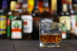 kiew, ukraine - 4. mai 2022 viele neue flaschen weltweit beliebter alkoholmarken von whisky cognac foto