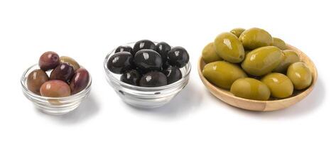 Oliven isoliert auf Weiß foto
